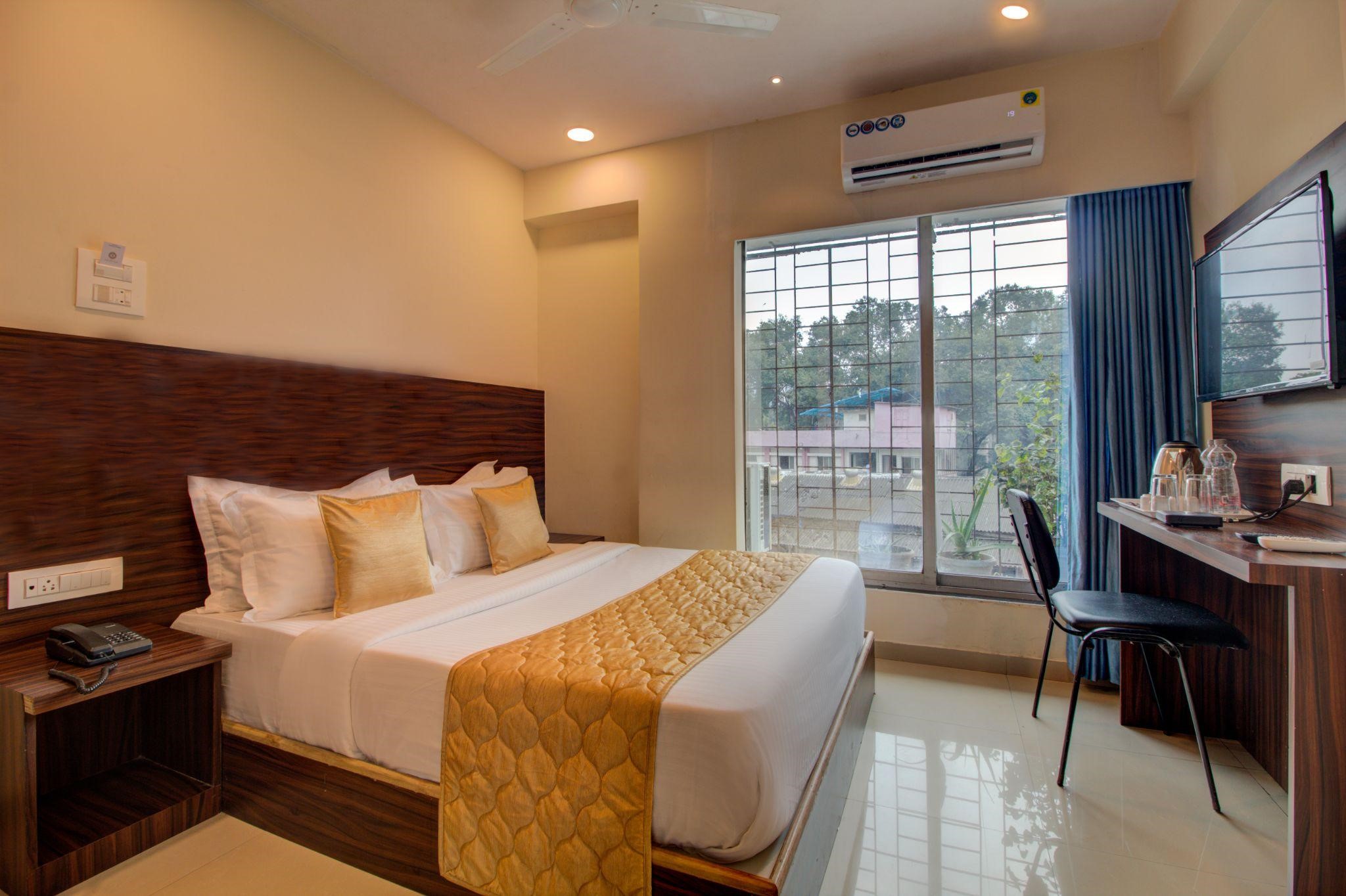 hotel in malad west